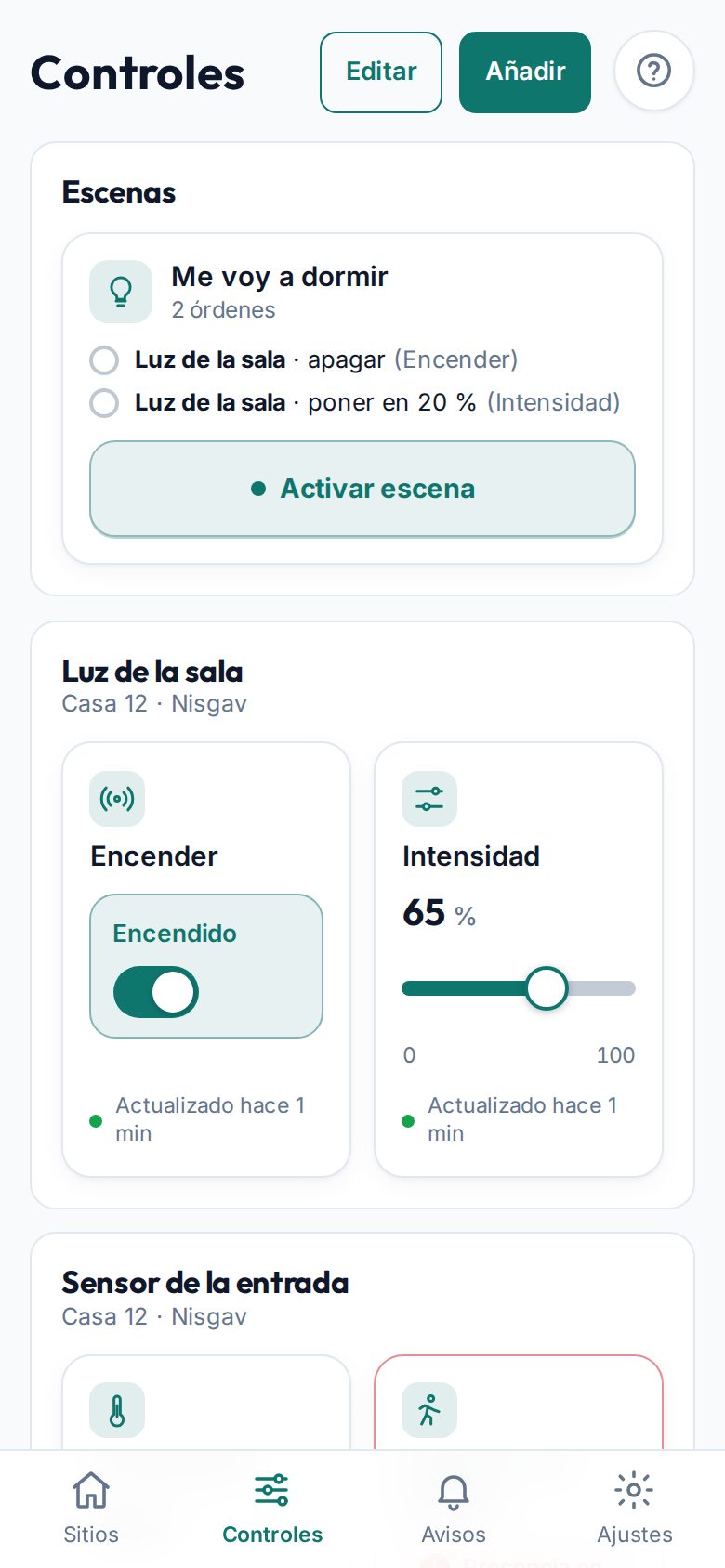 Los controles de Marta en la app: la escena arriba, y la luz de la sala y el sensor de la entrada
