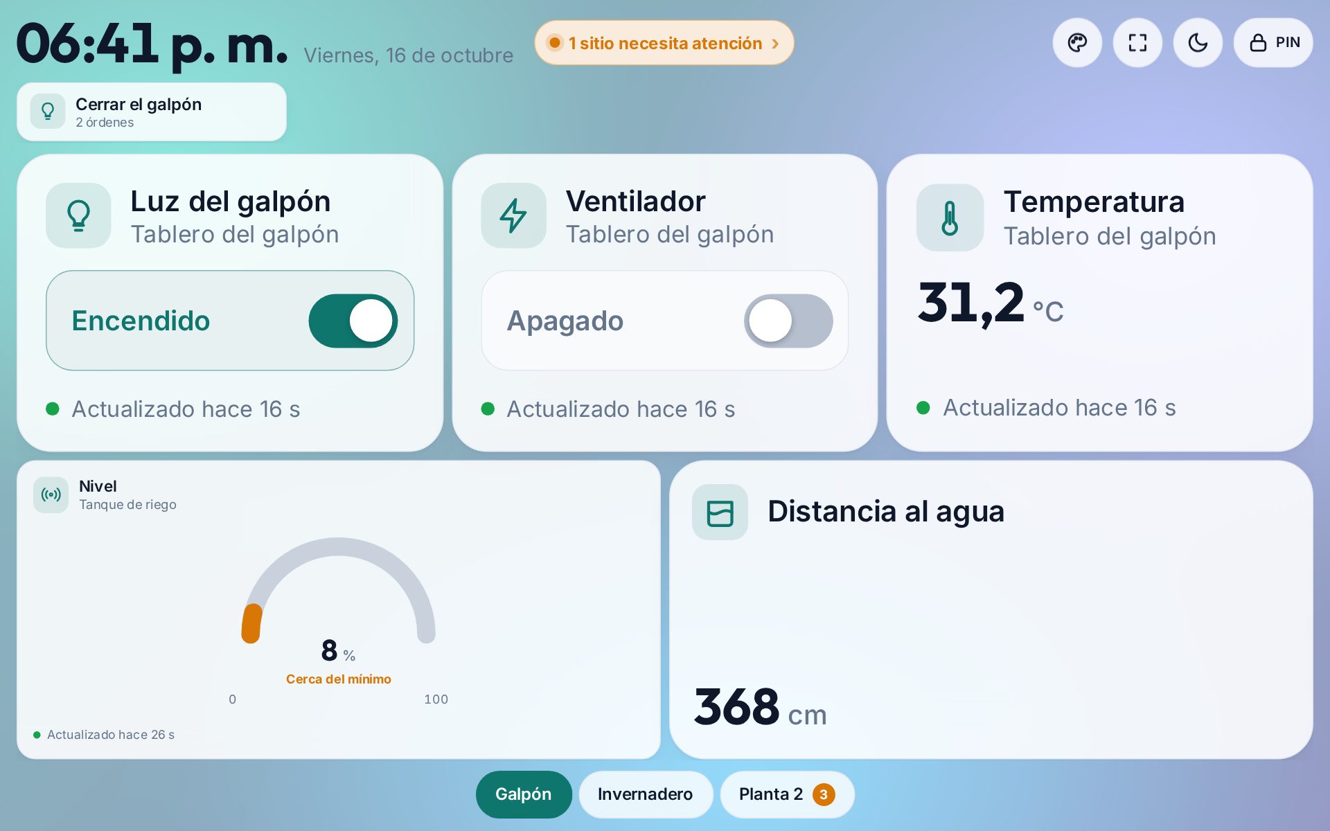 La tableta de la oficina de la finca: la hora, el veredicto, una escena y los controles de la página «Galpón»
